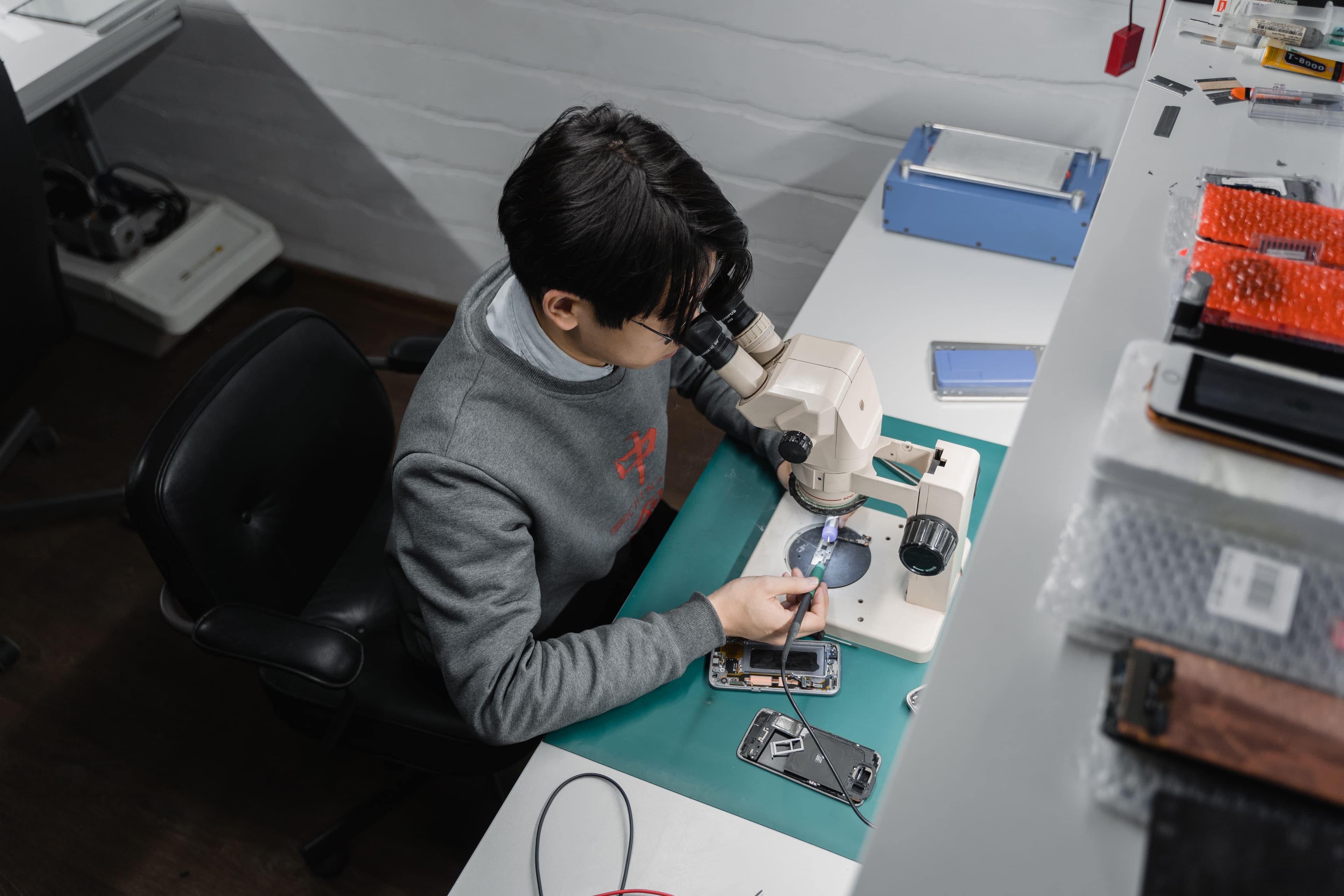 Reparación de celular bajo microscopio a domicilio